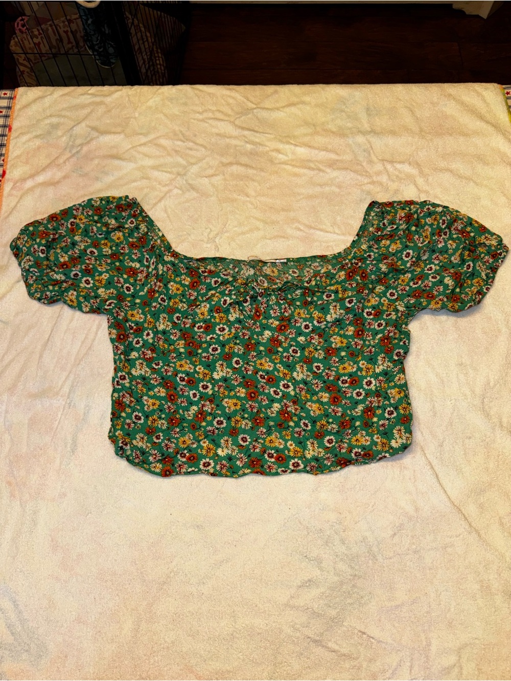 Francesca's Collections Green Floral Puff Sleeve Crop Top